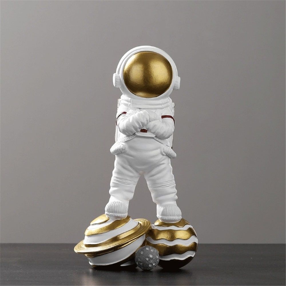 Estatueta Decorativa de Astronauta Dominando o Universo