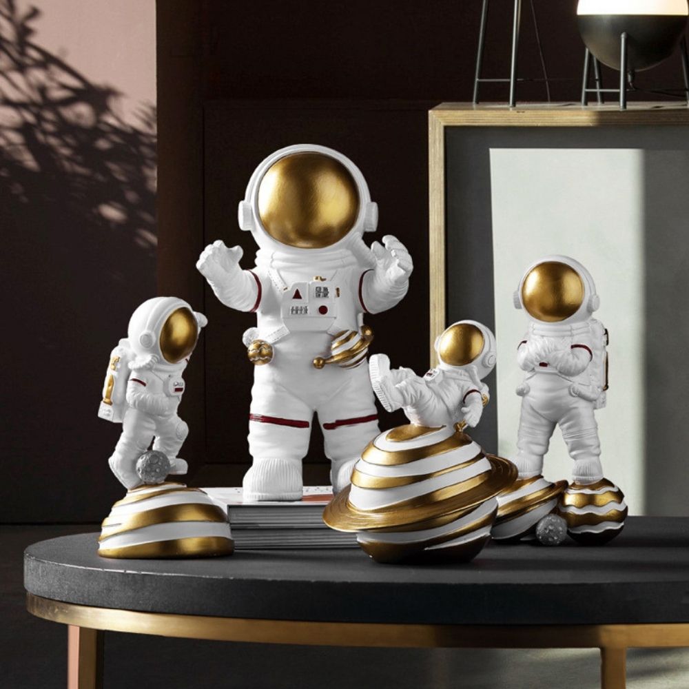 Estatueta Decorativa de Astronauta Dominando o Universo