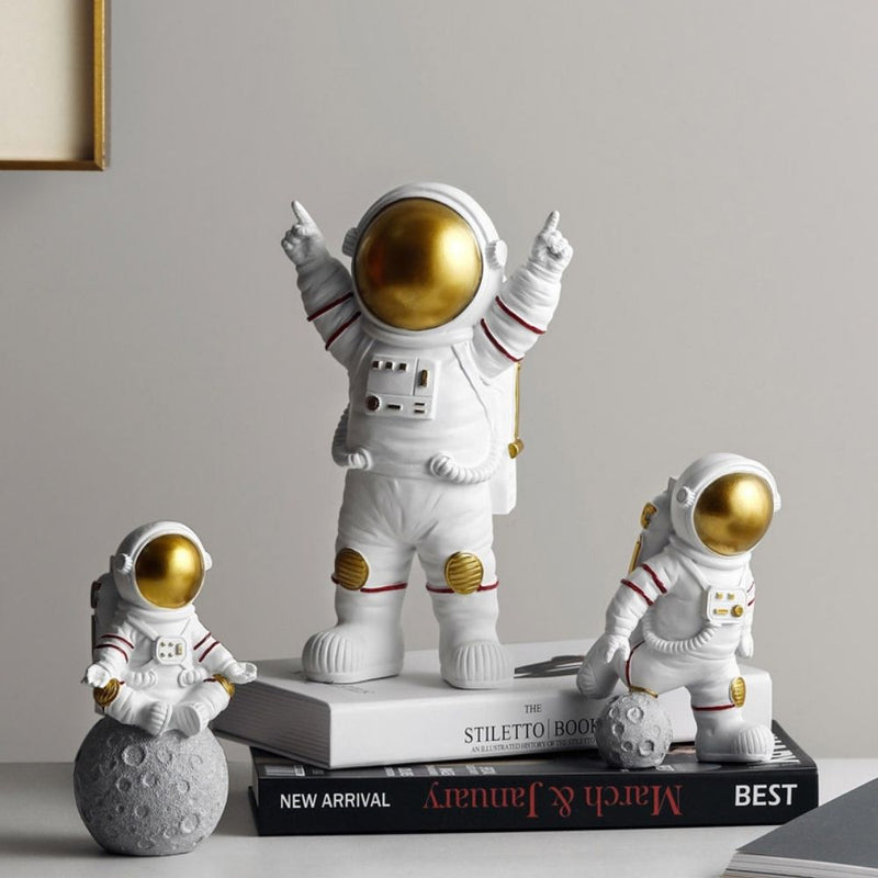 Estatueta Decorativa de Astronauta Meditando na Lua